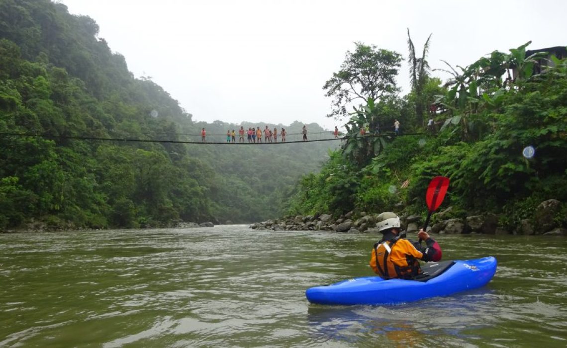 kayak river bridge colombia