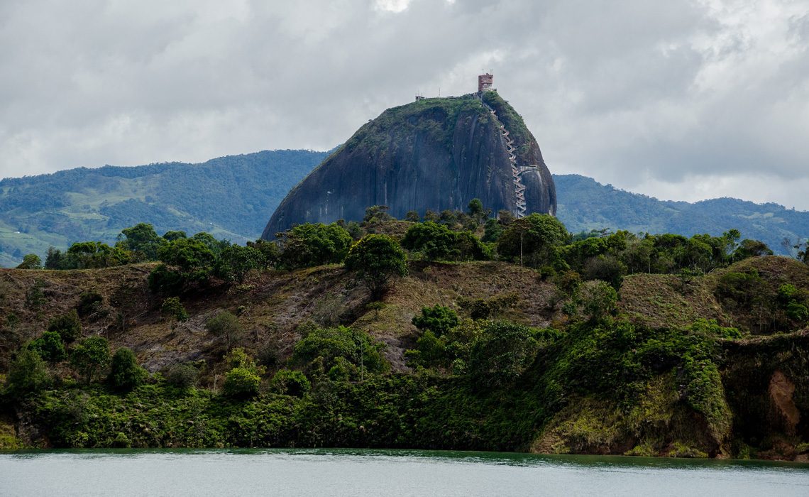 penon guatapé antioquia lake