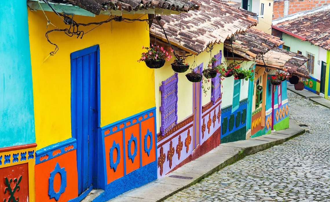 guatapé street antioquia